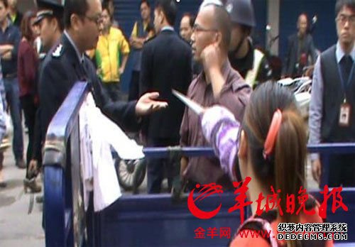 广东顺德城管整治执法 女小贩持猪肉刀“对峙”