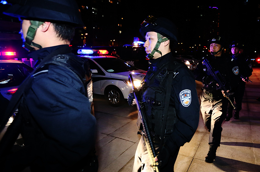 四川省自贡市公安局民警出发开展抓捕解救行动（2月19日摄）。新华社发（郝帆 摄）