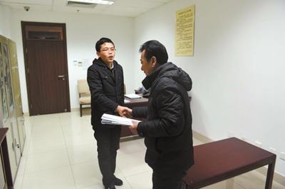 中纪委披露受理信访举报现场 举报人等待叫号