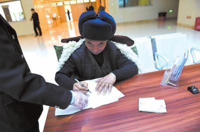 中纪委披露受理信访举报现场 举报人等待叫号