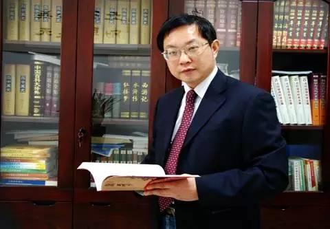 明星校长花900万办校庆 与多女有不正当关系