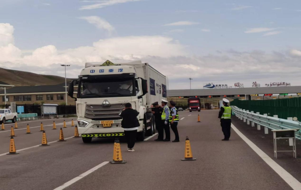 07291722264394587969.png (执法人员向司机宣传《新疆维吾尔自治区农村公路条例》).png