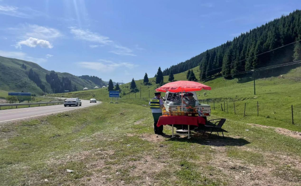 07291722264403734696.png (执法人员协助摊主移除摆摊设点).png