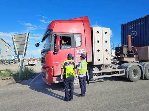 08011722513528715426.png 执法人员与交警部门开展流动治超.png