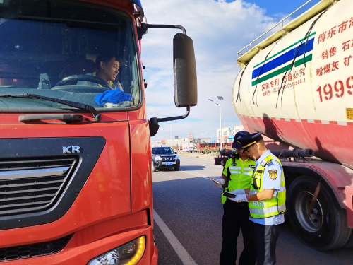 08011722513535594873.png 在违法超限超载多发地开展检查.png