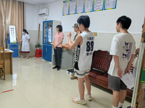 应征青年参与视力体检.png