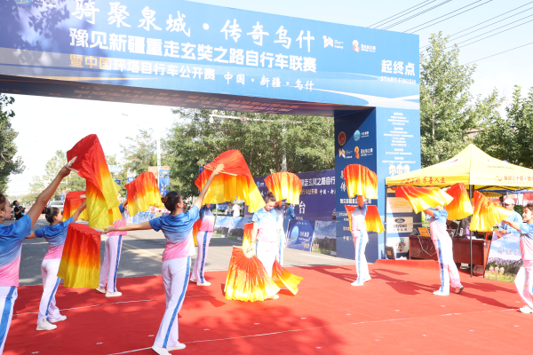 01——8月10日，开幕式上，上演了精彩纷呈的文艺表演。外力·克依木 摄 .png