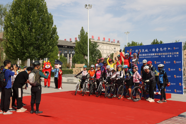 05——8月10日，比赛现场合影留念。外力·克依木  摄 .png