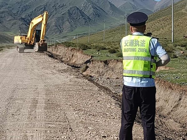 查看水毁路段修复情况.jpg