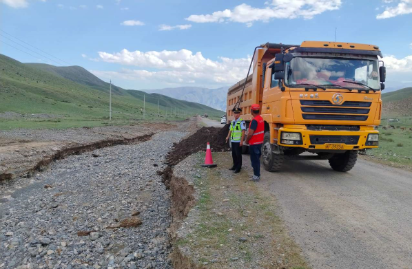 08171723871326310568.png 执法人员现场协助公路养护部门人员.png