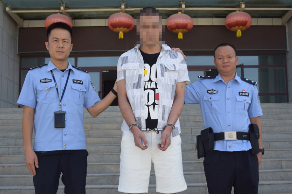 民警将在逃人员艾某抓捕归案.png