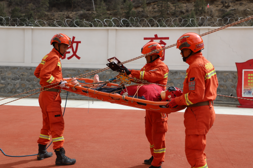 图1 消防员开展绳索救援训练.png