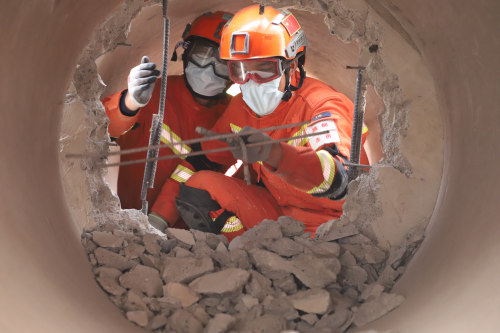 图2 消防员开展地震救援训练.png