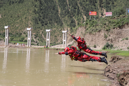 图3 消防员开展水域救援训练.png