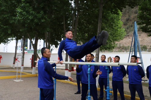 图4 消防员正在进行双杠摆动臂屈伸训练.png