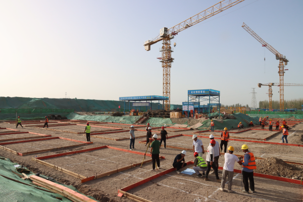 08261724656592240645.png 阿拉尔大学城项目进度速度和品质兼顾 工作前进不停步(毛旺东摄) (1).png