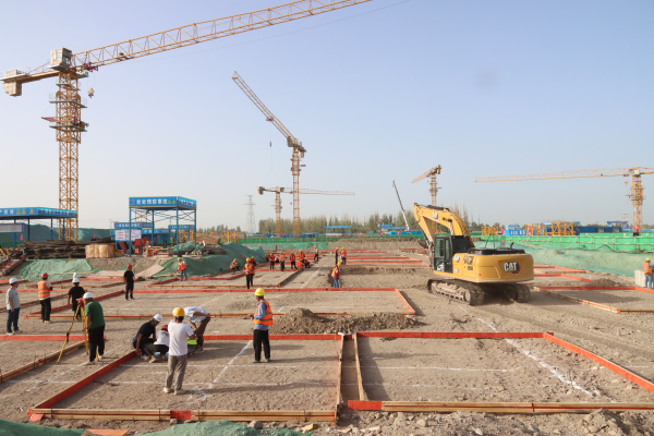 08261724656599215454.png 阿拉尔大学城项目进度速度和品质兼顾 工作前进不停步(毛旺东摄) (4).png