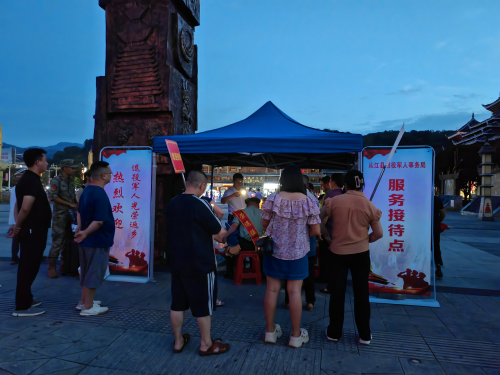 图为  在“服务接待点”接待退役军人现场（卢月圆  摄影）.png