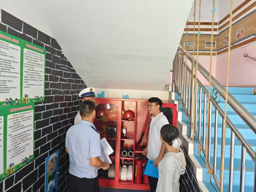 09061725615808633056.png 图为 从江县庆云镇安全检查组深入校园检查消防设施(一).png