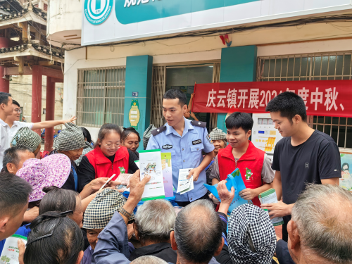 09061725616194571633.png 图为 从江县庆云镇利用赶集日向群众宣传安全知识(二).png