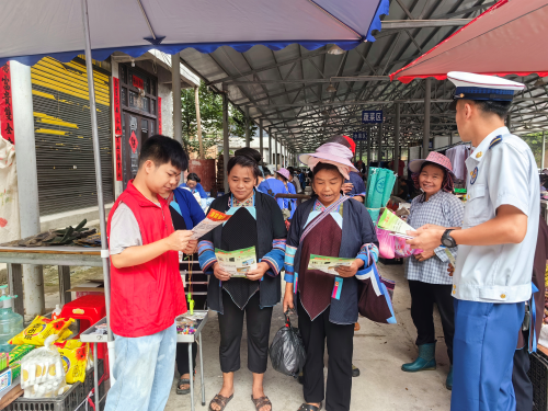 09061725616212717475.png 图为 从江县庆云镇宣传人员深入农贸市场群众宣传安全知识.png
