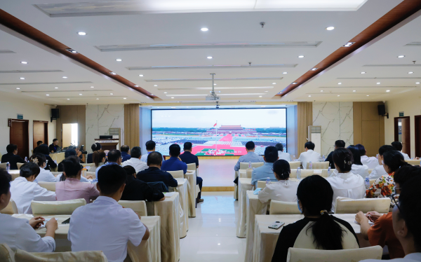 09131726234274784201.png △ 与会人员观看《共赴荣光初心不改踏征途》宣传片.png