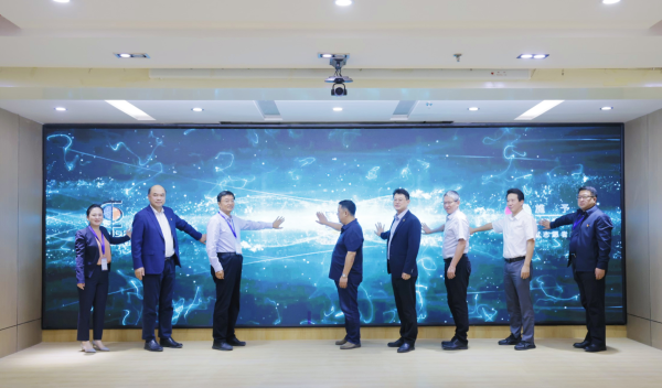 09131726234293838360.png △赵洪涛理事长、温浩院长、张雷院长、虞洪副院长、徐健处长、王馨副会长、于化龙团长、蒲苗秘书长共同触摸大屏幕,浙大邵逸夫阿拉尔医院正式启动“施予受”器官捐献志愿服务合作.png