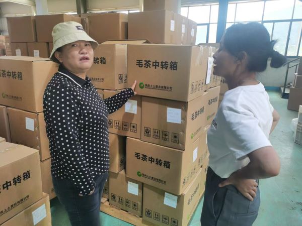 李素华副主席在凤庆上土茶业公司茶业初制车间调研.jpg