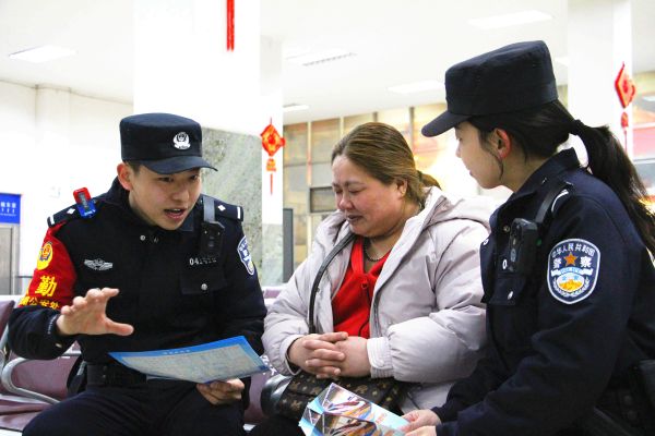 02101739184766252069.jpg 李达群带领胡杰在候车室内向旅客开展安全宣传。——摄影李帅.JPG