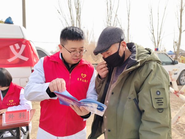 医务人员正在为群众做健康知识宣传.jpg