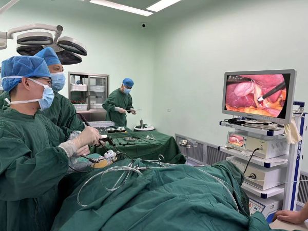 2月19日，图为在台州医院肝胆胰外科专家胡鹏的带教指导下，在十二团医院麻醉科、手术室护士等外科医护团队在术中密切配合下，成功完成了患者腹腔镜下胆囊切除术。.jpg