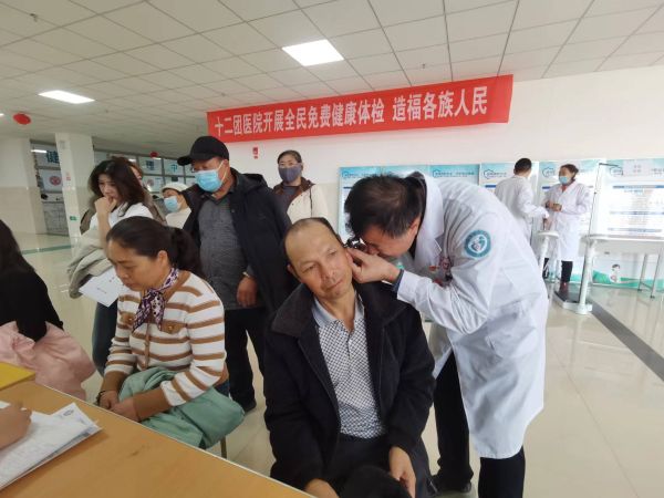 在第26个全国爱耳日期间，医院结合全民免费健康体检，为有听力问题的居民进行免费耳道检查。.jpg