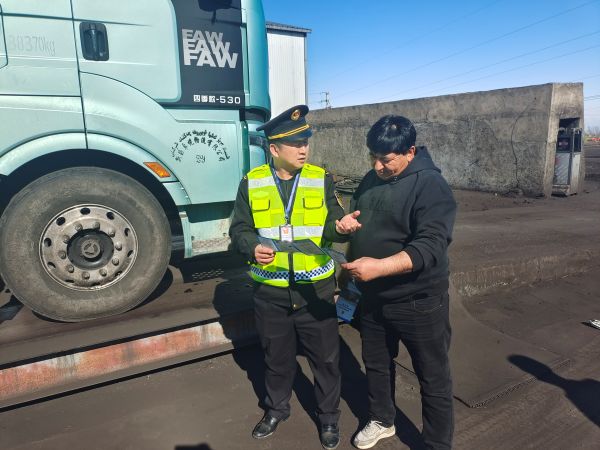 02251740485866629697.jpg 对驾驶员进行法律法规宣传.jpg