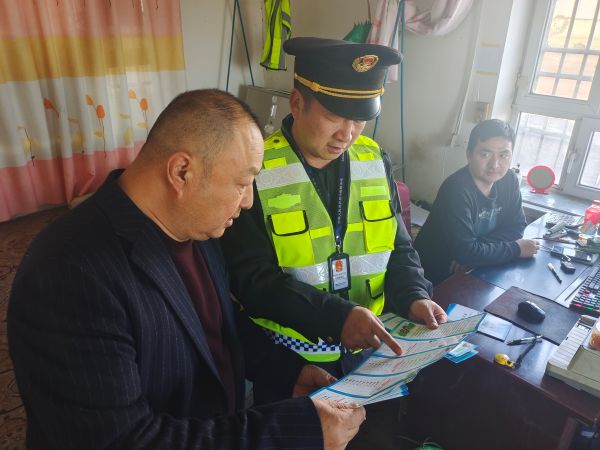 02251740485873794857.jpg 对企业负责人进行法律法规宣传.jpg