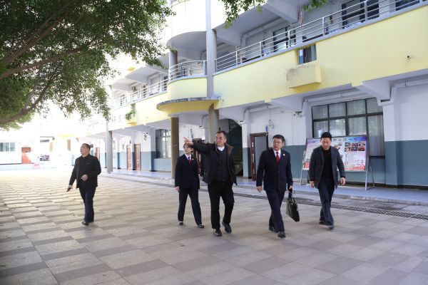 检校双方实地查看校园环境.jpg