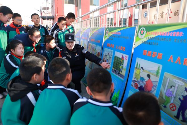 03031740989449530088.jpg 民警向学生讲解宣传展板.JPG