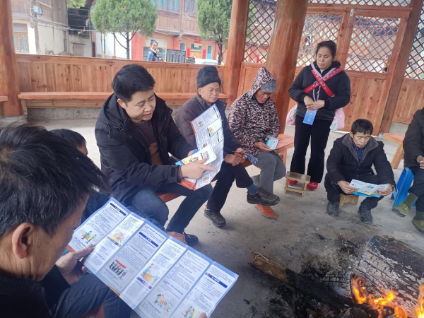 03041741075540553736.png 工作人员在“鼓楼议事”中为群众解读宣传册.png