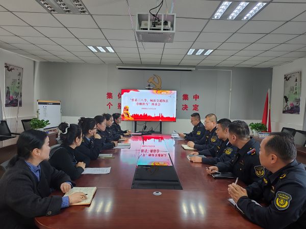 03061741261702446334.jpg 开展座谈交流.jpg