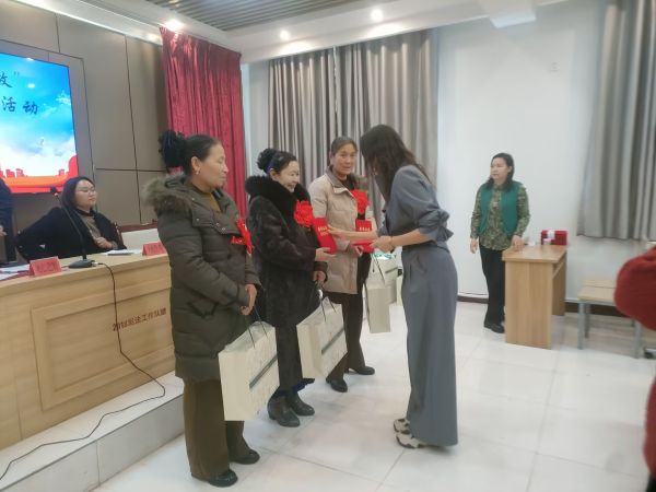 03061741262679128716.jpg 图2:对优秀妇女颁发荣誉证书和奖品.jpg