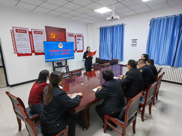 03061741262915462477.jpg 图:活动现场分享书籍.jpg