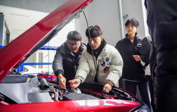 2025年3月6日，贵州省黔东南苗族侗族自治州从江县职业技术学校的老师在指导学生进行汽车维修实操。 (13).jpg