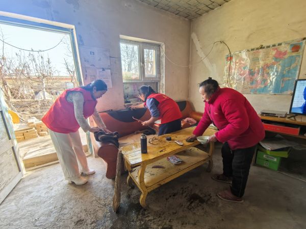 3月6日，五团十五连爱心志愿者帮助唐朝英打扫卫生  (1).jpg