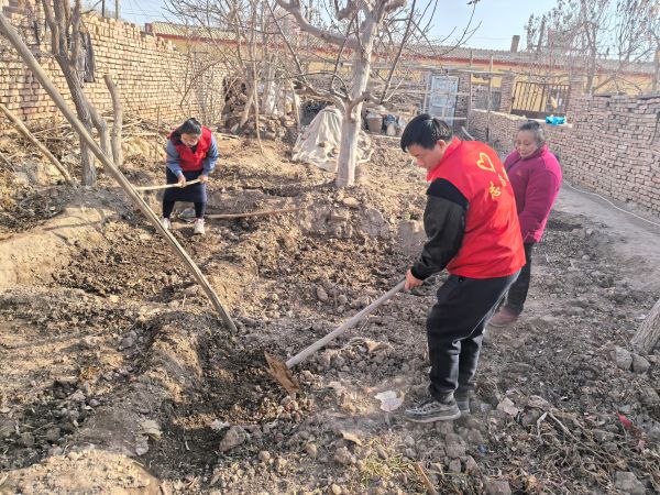 3月6日，五团十五连爱心志愿者帮助唐朝英清理菜园子. (1).jpg