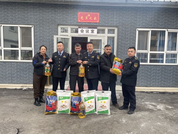 03111741696181460180.jpg 慰问辖区困难居民,送去慰问物资。.jpg