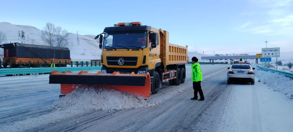 图片二：执法人员巡查途中检查除雪清理情况.png