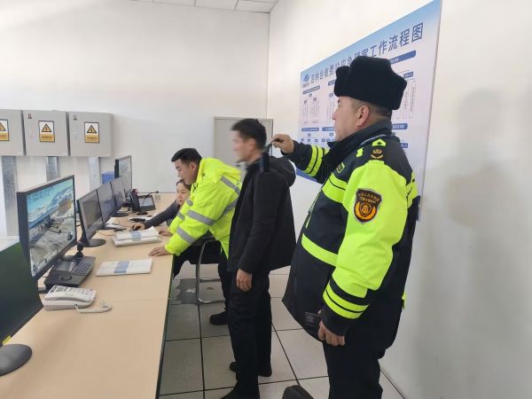 03121741788774982630.jpg 图3:执法人员调取监控视频进一步确定当事人的违法行为和逃费事实.jpg