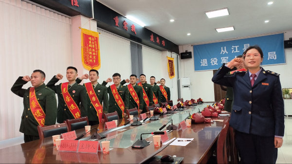 03141741949027414005.png 图为 重温退役誓词现场(鲁畅 摄).png