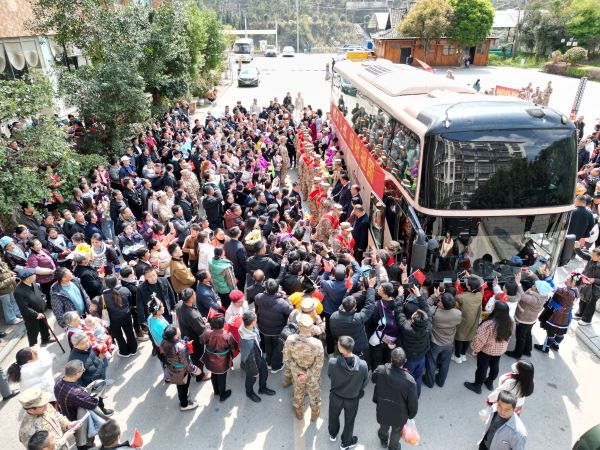 图为 与县领导握手道别现场（吴胜华 摄）.jpg