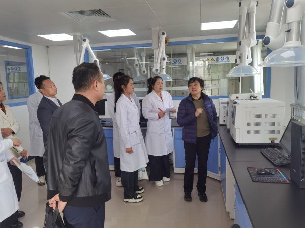 图为国家卫生健康委职业卫生安全研究中心研究员闫慧芳（右一）现场查看兵团南疆职业病防治院理化实验室。.jpg