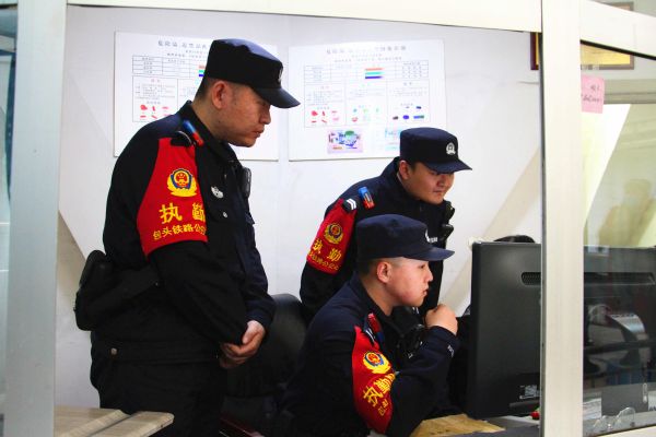 师傅向新警讲解工作技巧.JPG